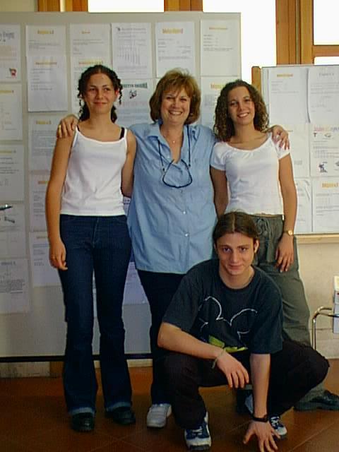 I primi 3 classificati del Progetto Enigma 2000 con la prof.ssa Pagliarone , sullo sfondo tutti gli enigmi con le soluzioni realizzate dagli alunni